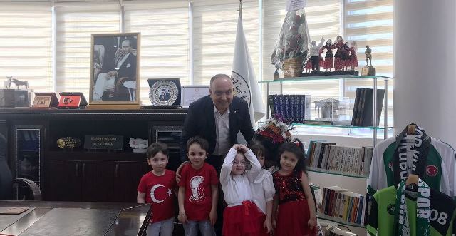 Belediye Başkanı Orhan, Koltuğunu Çocuklara Devretti