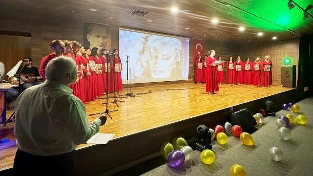 Borçka Belediyesi Kadın Korosu Anneler Gününe Özel Nostalji Konseri İlgiyle İzlendi