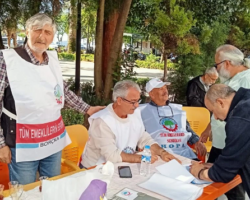 Emekli maaşların yeniden düzenlenmesi için Hopa’da imza kampanyası düzenlendi