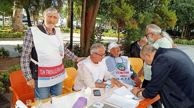 Emekli maaşların yeniden düzenlenmesi için Hopa’da imza kampanyası düzenlendi