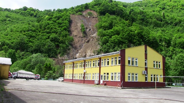 Muratlı Çay Fabrikası kaya tehdidine son çare Vali’den geldi