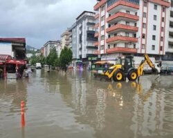 Arhavi’de etkili olan şiddetli yağmur su baskınlarına neden oldu