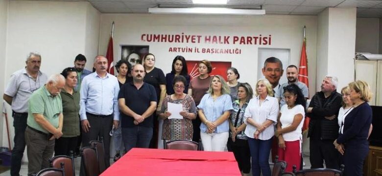 Korumalı: CHP Artvin İl Kadın Kolları Başkanlığı kadın cinayetleri ve taciz olayları ile ilgili basın açıklaması düzenledi