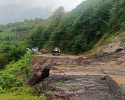 Çay Fabrikası ana yolunda oluşan heyelan nedeniyle yol ulaşıma kapandı