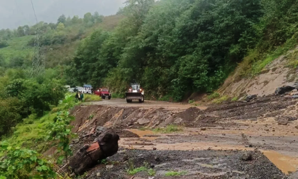 Korumalı: Çay Fabrikası ana yolunda oluşan heyelan nedeniyle yol ulaşıma kapandı