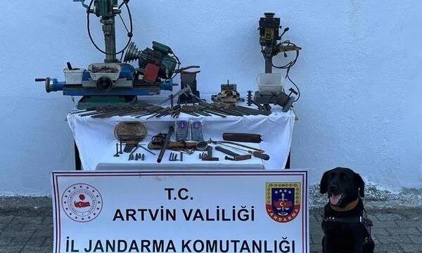 Jandarma, Borçka’da mühimmat kaçakçılığı yaptığı tespit edilen şahsı yakaladı