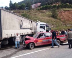 Korumalı: Tır ile Pikap çarpıştı 2 yaralı