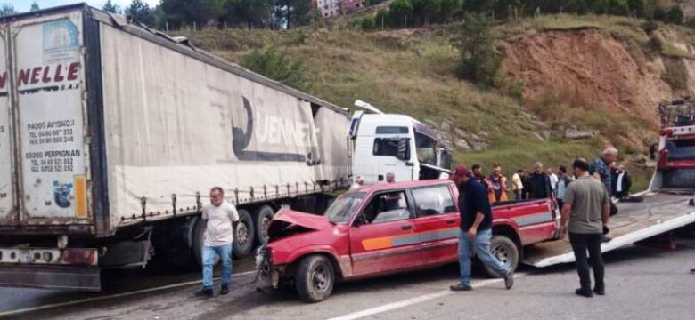 Korumalı: Tır ile Pikap çarpıştı 2 yaralı