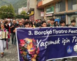 Korumalı: 3. Borçka Tiyatro Festivali açılış yürüyüşü ile başladı