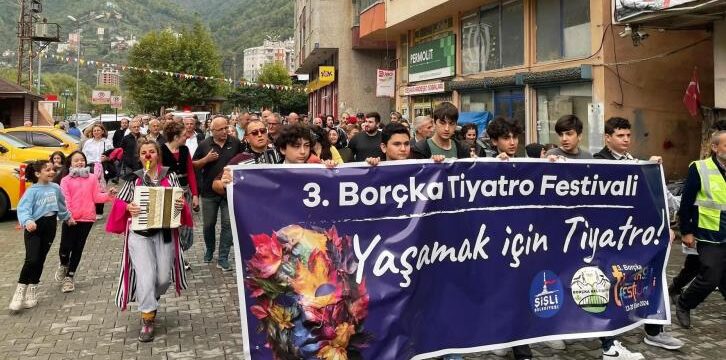 Korumalı: 3. Borçka Tiyatro Festivali açılış yürüyüşü ile başladı