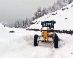 Korumalı: Macahel’e gelen turistler kar nedeniyle mahsur kaldılar