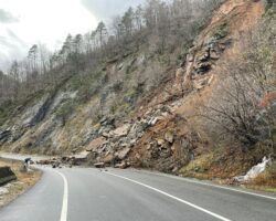 Korumalı: Köroğlu virajında büyük heyelan