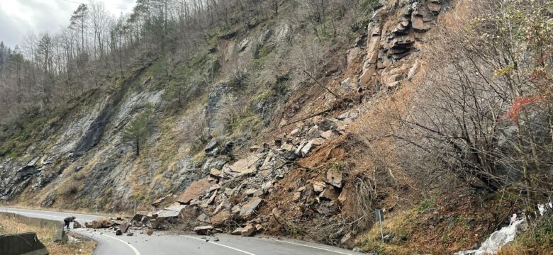 Korumalı: Köroğlu virajında büyük heyelan